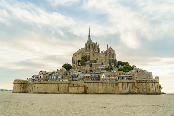 法国诺曼底的圣米歇尔山修道院，下午早些时候拍摄。天空晴朗有云，城堡附近无人，照片摄于低潮时。图片下载