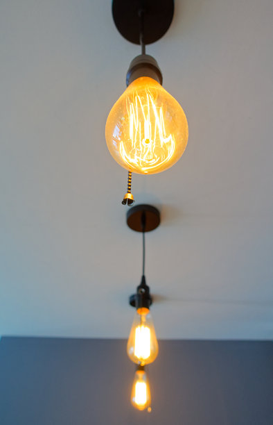 从白色天花板悬挂的复古爱迪生灯泡发出光芒图片下载