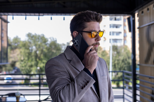 一个男人在阳台上打电话图片下载