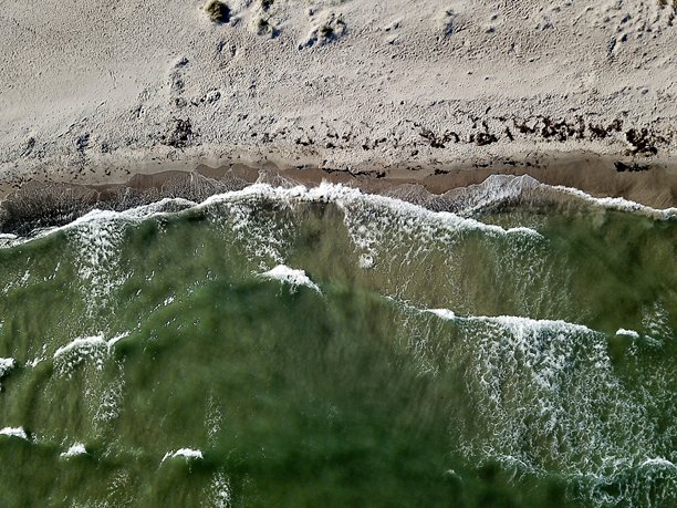 一幅从上方拍摄的精美航拍照片，展示了奥尔佩尼茨波罗的海的海浪。图片下载