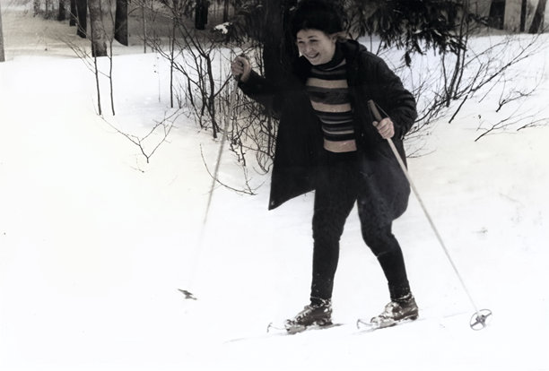 一位年轻女性越野滑雪的复古肖像照。摄于 20 世纪 70 年代的复古照片。图片下载