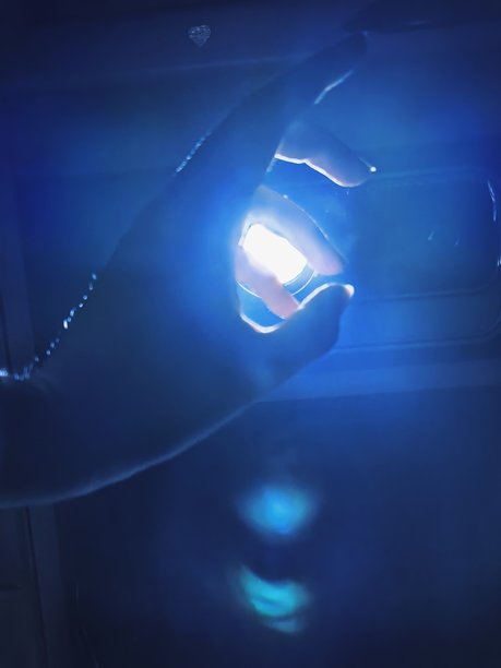 黑白照片，手伸向光线，手在投影仪的光束中，手在光线中，女性的手，在黑暗中，唯美的照片图片下载