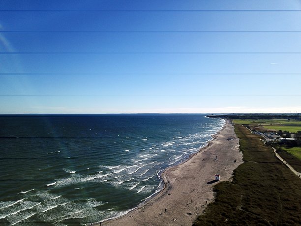 从上方拍摄的无人机照片，展示了奥尔珀尼茨的韦德费尔德海滩和波罗的海图片下载