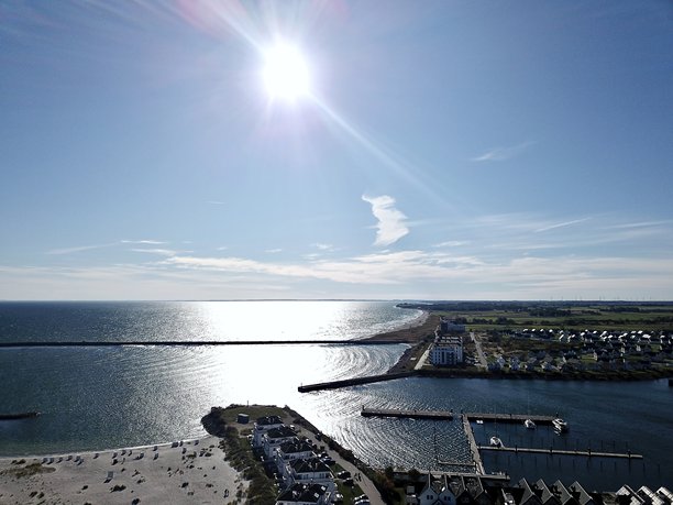 从上方拍摄的无人机照片，展示了奥尔珀尼茨的码头和波罗的海图片下载