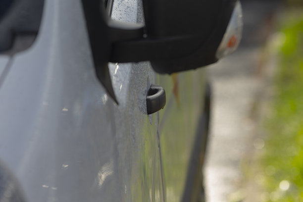 写实的户外范特西图片，上面有水滴和划痕图片下载