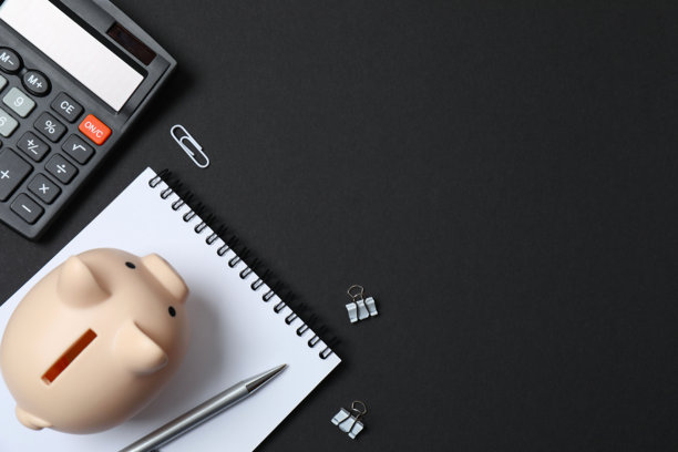 从上方俯视拍摄的办公用品照片，包括桌子上的计算器和笔记本图片下载