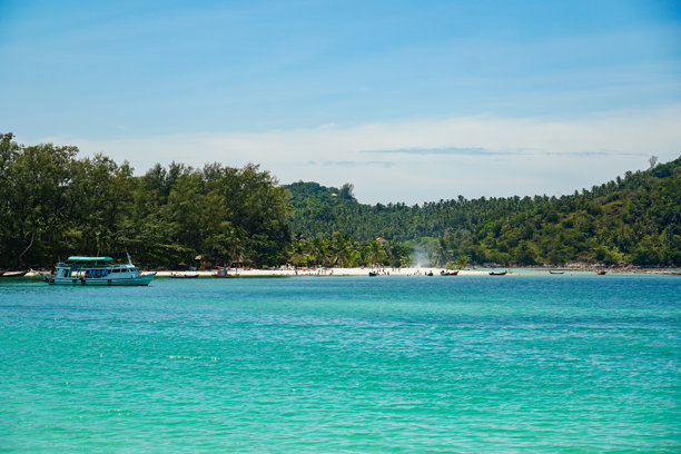 热带度假胜地。泰国帕岸岛马里布海滩上的群山、绿松石色的海和海岸边的豪华度假村。还有小棕榈树和宁静美丽的泻湖。图片下载