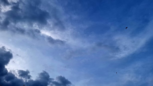 带有云彩的天空照片，适合用作背景和其他设计。图片下载