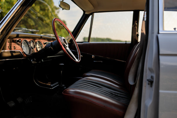 温暖的复古汽车内饰，带有木质仪表板和木质方向盘图片下载