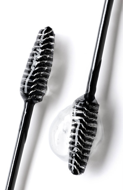 特写照片，刷子上的眉毛和睫毛精华凝胶图片下载