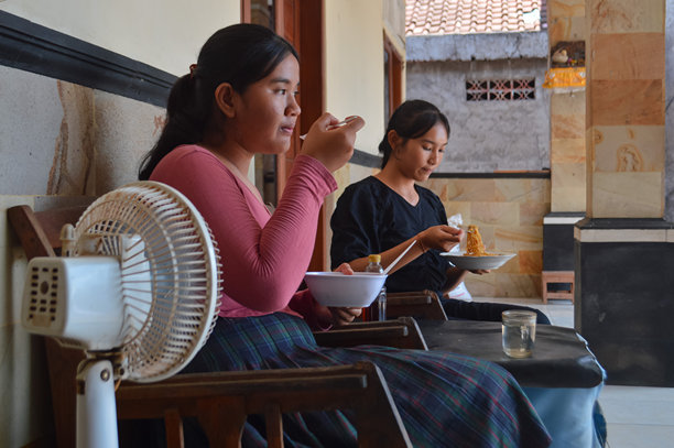 两位女性朋友在自家露台放松地一起吃泡面图片下载