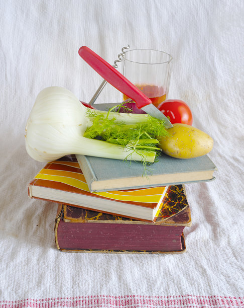复古食谱或烹饪书，配有各种蔬菜和复古厨房用具，烹饪、菜单、食品和饮料概念。留有空白供复制。图片下载