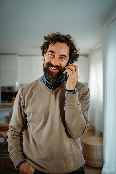 笑容满面的男人正在打电话，享受着顺畅的沟通图片下载