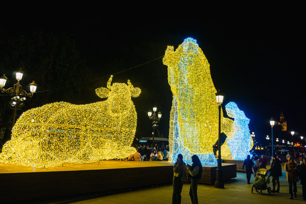 西班牙最大的发光耶稣诞生场景照片，位于塞维利亚市。图片下载