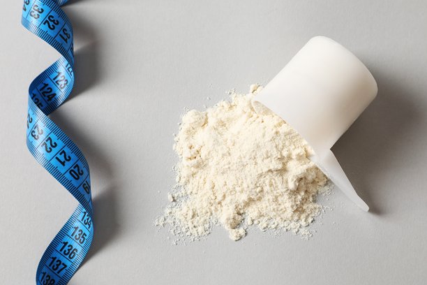乳清蛋白粉和卷尺图片下载