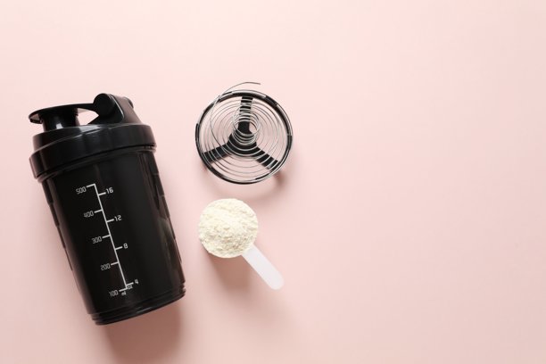 乳清蛋白粉和摇摇杯图片下载