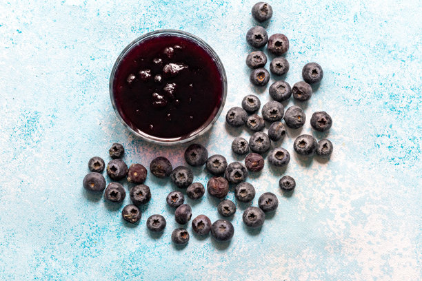 玻璃碗里的野生蓝莓图片下载