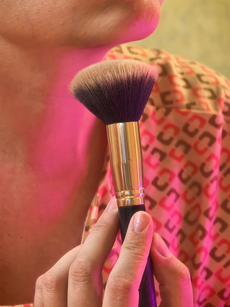 化妆刷，漂亮的化妆刷照片，用于面部，用于眼睑，化妆刷特写照片，光线良好，微距摄影，化妆师，化妆师用品图片下载