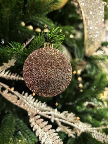 新年装饰，彩球，花环，灯饰，圣诞树上的精美装饰，为新年装饰的圣诞树，美丽的新年照片，圣诞树，树枝上的彩球，明信片的美丽背景图片下载