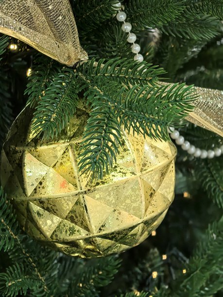 新年装饰，球饰，花环，灯饰，圣诞树上的精美装饰，装饰一新的新年圣诞树，精美的节日照片，圣诞树，树枝上的球饰，精美的明信片背景图片下载