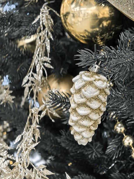 新年装饰、彩球、花环、灯饰、圣诞树上的精美装饰、装饰好的新年圣诞树、美丽的新年照片、圣诞树、树枝上的彩球、明信片的美丽背景图片下载