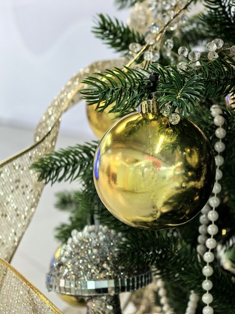 新年装饰，彩球，花环，灯饰，圣诞树上的精美装饰，为新年装饰的圣诞树，美丽的新年照片，圣诞树，树枝上的彩球，明信片的精美背景图片下载