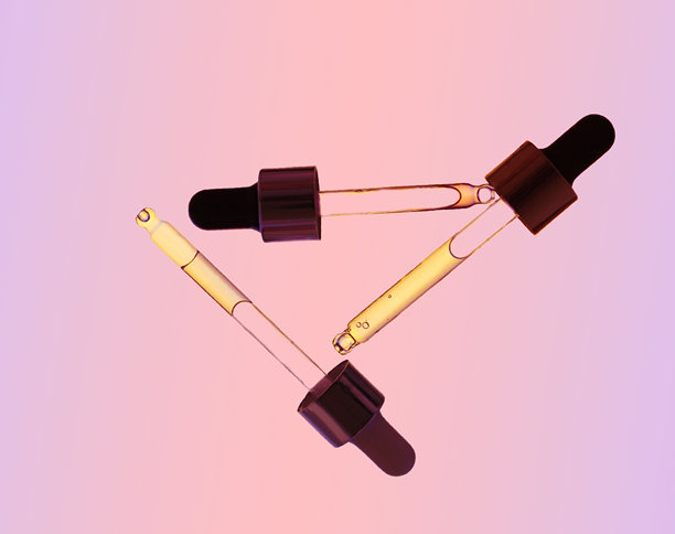 浅紫色背景下的三种玻璃滴管，盛有面部精华液。液体凝胶或精油的正面特写，用于抗衰老化妆品广告的横幅。图片下载