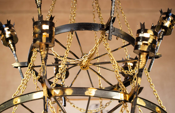 一盏精美的复古锻铁吊灯，带有链条，悬挂在天花板上。复古风格，手工制作。图片下载