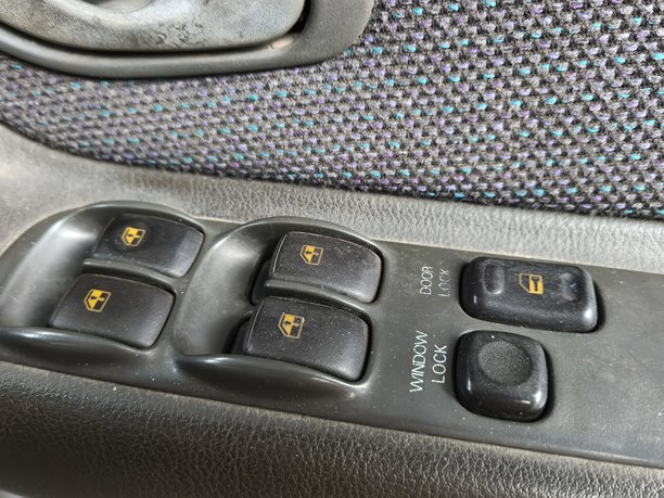 主电动车窗控制面板和车门锁开关：复古汽车内饰控制台特写，带有纹理织物和多个电动控制装置图片下载