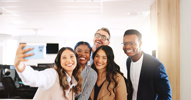 办公室里，一群商务人士自信地微笑着，进行着法律事务所和项目工作，展现出管理风采，适合作为个人资料照片或社交媒体头像，其中有律师和法律团队，体现了支持和代理机构的服务。图片下载