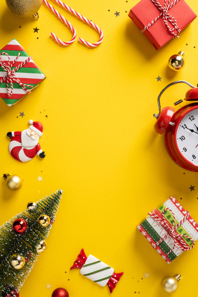 明亮的垂直节日场景，包含包装好的礼物、红色时钟、圣诞老人玩偶、拐杖糖、迷你圣诞树和装饰品，捕捉了圣诞和新年素材的节日氛围图片下载