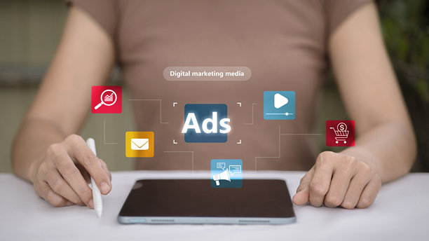 平板电脑屏幕上的数字营销媒体图标，用于在线广告策略图片下载