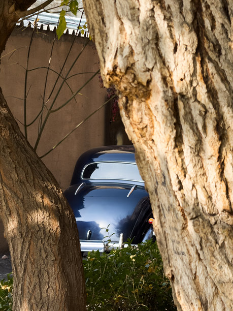 街上的老式蓝色汽车，老式汽车后备箱，复古汽车，汽油车，老爷车图片下载