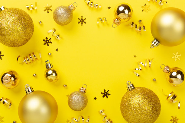 金色圣诞球饰，彩色背景，俯视图片下载