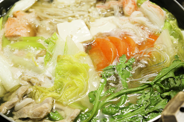 一锅装满海鲜和蔬菜的热气腾腾的火锅，冬季特色菜图片下载