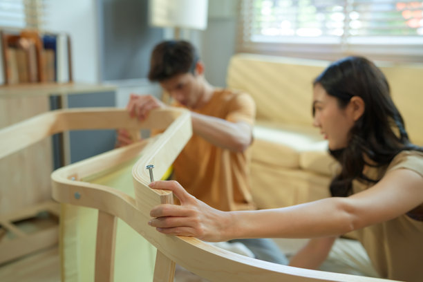 年轻亚洲情侣在家组装新家具的系列照片图片下载