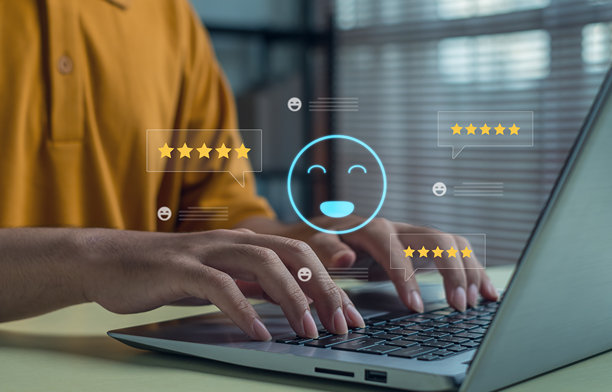 客户反馈概念，展示用笔记本电脑打字的手，配有数字五星好评和笑脸图标，非常适合在线评论、用户满意度、客户体验、数字营销等主题。图片下载