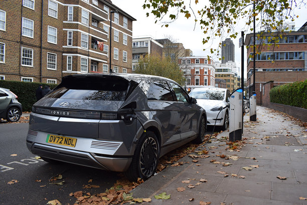 伦敦英国居民区路边的现代Ioniq 5和特斯拉电动汽车充电图片下载