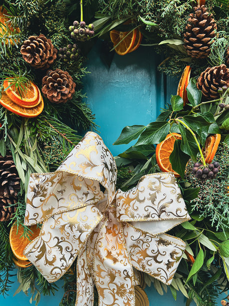 圣诞花环，饰有常青植物和柑橘装饰图片下载