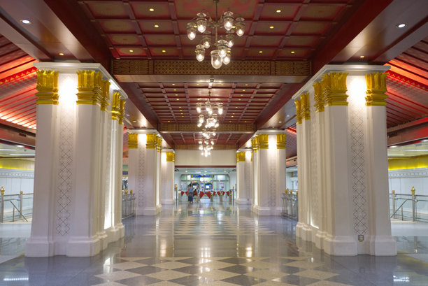 曼谷MRT讪森站（Sanam Chai Station）出口区域的图片，这是一个装饰有泰国皇家风格的地铁站。图片下载