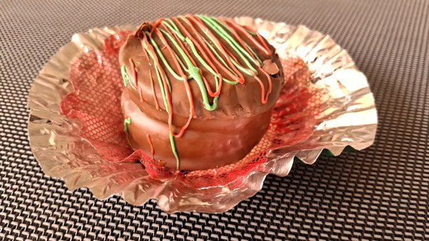 节日巧克力甜点，配有红色和绿色糖浆淋面图片下载