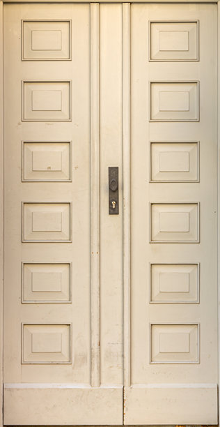 带有节奏感镶板的奶油色双开门，位于复古建筑外墙。宁静的中性色调门廊。图片下载