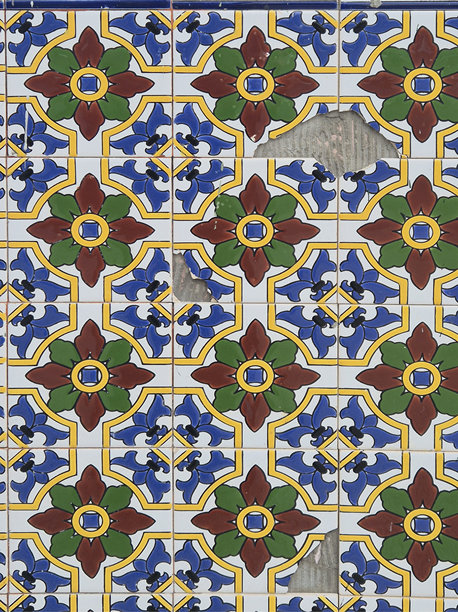带有裂纹花卉图案的复古葡萄牙瓷砖背景图片下载