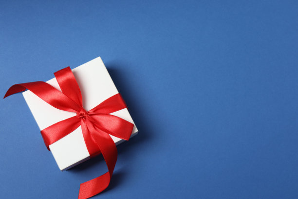 圣诞礼物。蓝色背景上的图片俯视图，留有装饰空间。图片下载