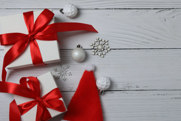 圣诞礼物。俯视木质背景上的图片，留有装饰空间。图片下载