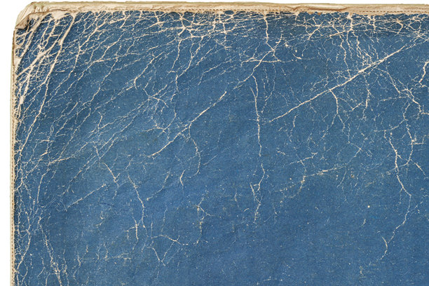 蓝色的裂纹书封面。复古纹理蓝色书封特写，表面有戏剧性的裂纹。适用于复古设计、怀旧、创意颓废效果的自然背景。留有复制空间。图片下载