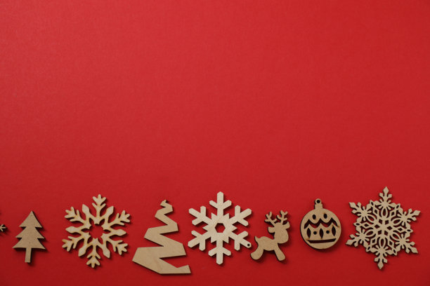 圣诞礼物。红色背景上的圣诞树图片俯视图，留有装饰空间。图片下载