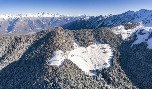 意大利阿尔卑斯山被雪覆盖的风景，瓦尔泰利纳，伦巴第地区航拍照片。图片下载