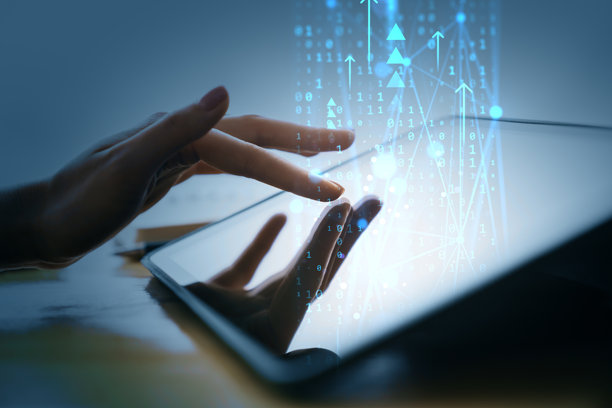 一名女子正在与数字平板电脑屏幕互动，屏幕上显示着未来感的二进制数据和蓝色光箭，象征着现代数字化概念。图片下载