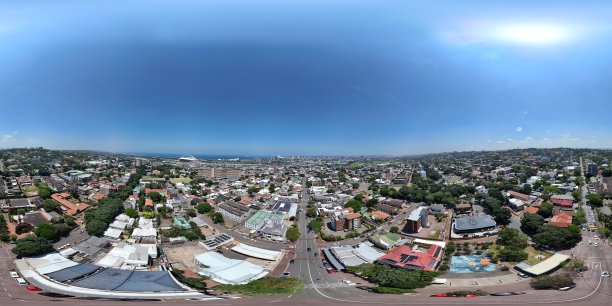 在南非德班阳光明媚的日子里，无人机拍摄的佛罗里达路篮球场和公园的 360 度航拍照片图片下载
